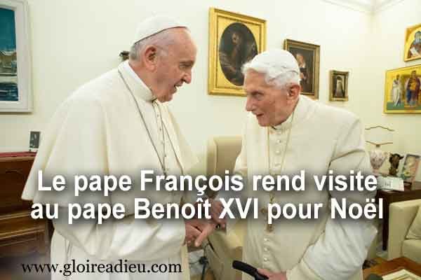 Le pape François rend visite au pape Benoît XVI pour Noël