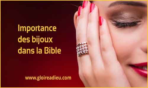 femme avec des bijoux