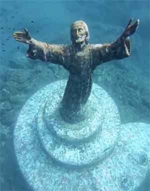 Incroyable statue sous-marine du Christ des abysses