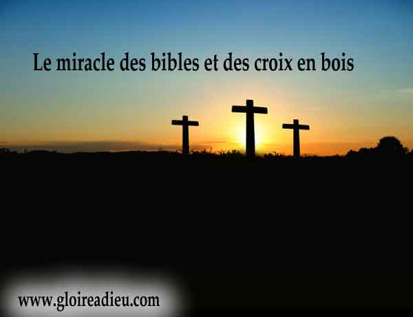 Le miracle des bibles et des croix en bois